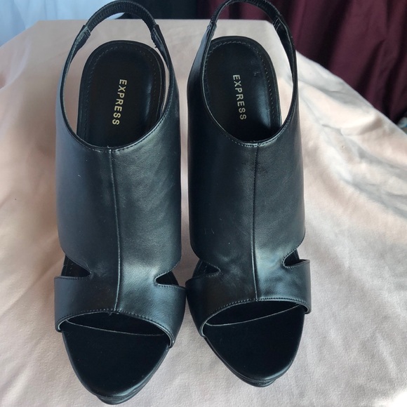 Express Cut our Bootie 🔥🔥🔥 - Picture 3 of 8